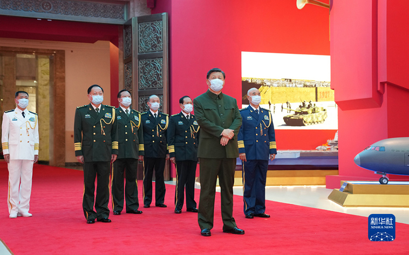 習近平在參觀“領航強軍向復興——新時代國防和軍隊建設成就展”時強調 再接再厲 銳意進取 埋頭苦干 奮力實現(xiàn)建軍一百年奮斗目標